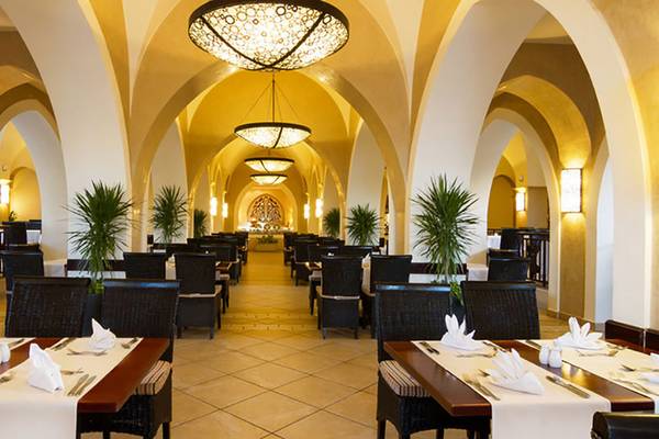 Restaurant-Innenbereich des Jaz Samaya Resorts mit gebogenen Decken und hängenden Kronleuchtern.