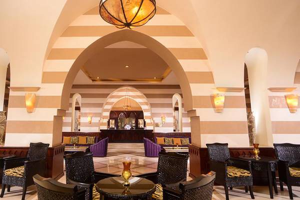 Lobby des Jaz Samaya Resorts mit gemusterten Wänden und dekorativen Leuchten.