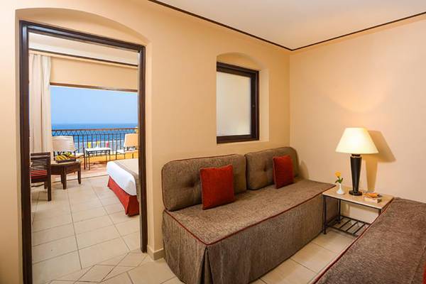 Innenansicht einer Suite im Jaz Samaya Resort mit Blick auf das Meer.