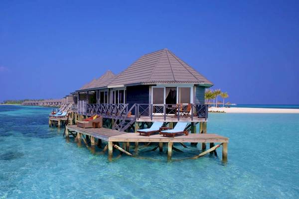 Kuredu Island Resort & Spa Überwasser-Bungalows am Strand