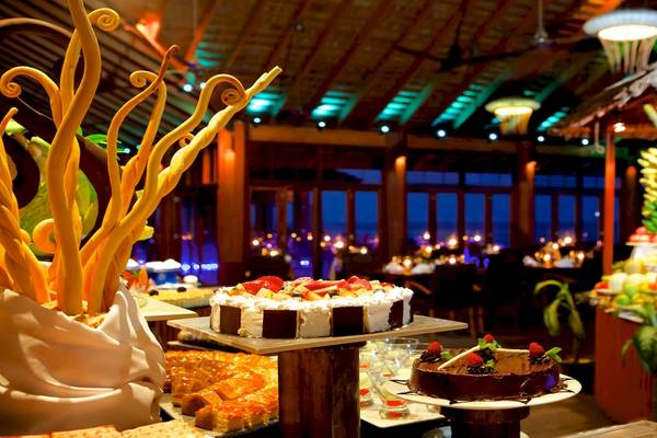 Dessertbuffet im Kuredu Island Resort & Spa mit Blick auf das Meer