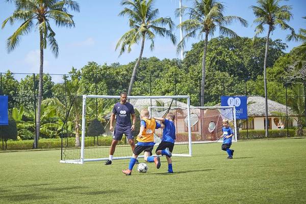 Fußballtraining auf dem Fußballfeld des Kuredu Island Resorts & Spa mit Spielern und Trainer.
