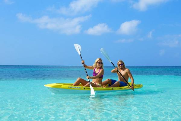 Zwei Leute paddeln im Kajak im Kuredu Island Resort & Spa.