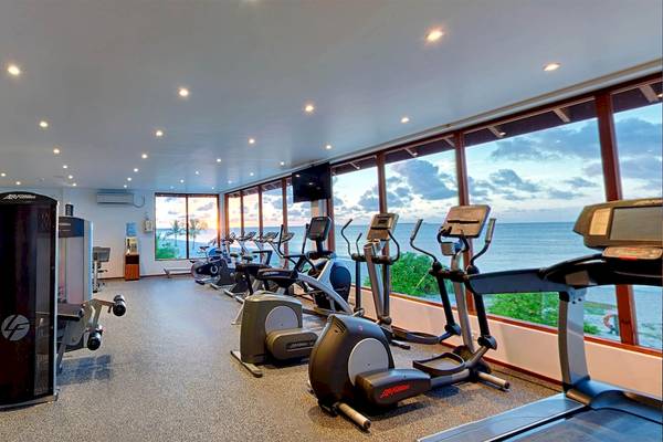 Fitnesscenter im Kuredu Island Resort & Spa mit Blick auf das Meer