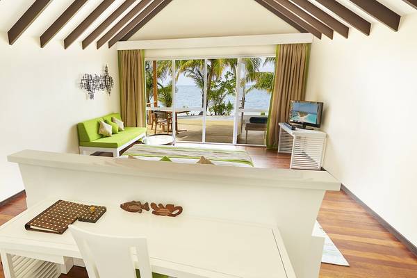 Innenansicht einer Suite im Kuredu Island Resort & Spa mit Blick auf das Meer.