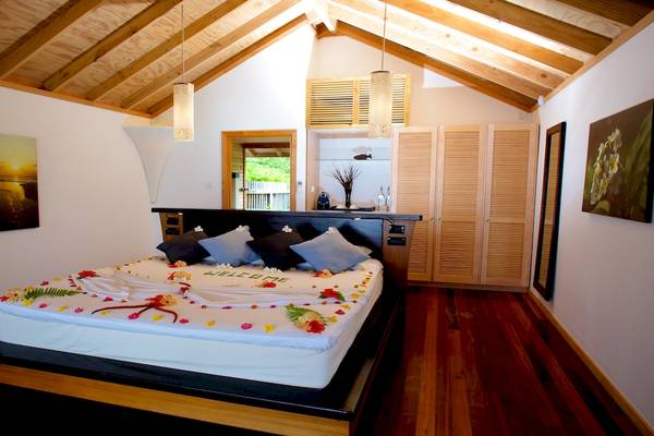 Schlafzimmer im Kuredu Island Resort & Spa mit Blumendekoration auf dem Bett.