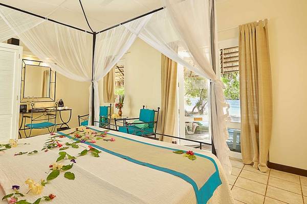 Hotelzimmer mit Baldachin-Bett und Meerblick im Kuredu Island Resort & Spa