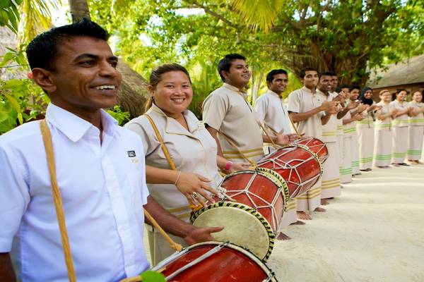 Mitarbeiter des Kuredu Island Resort & Spa bei einer Feier, einige mit Trommeln.