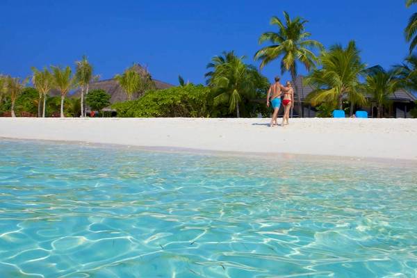 Paar am Strand des Kuredu Island Resorts und Spa