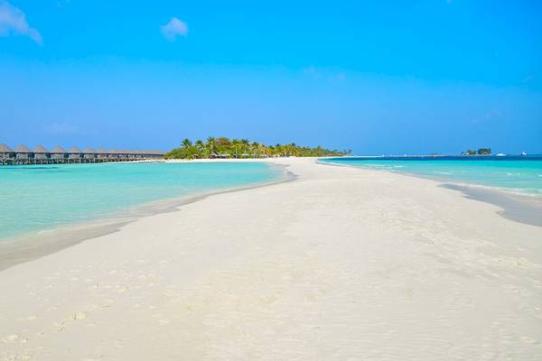 Sandbank am Kuredu Island Resort & Spa mit blauem Himmel und Wasser