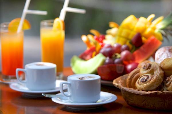 Frühstücksbuffet im Kuredu Island Resort & Spa mit Früchten, Kaffee, Säften und Gebäck.