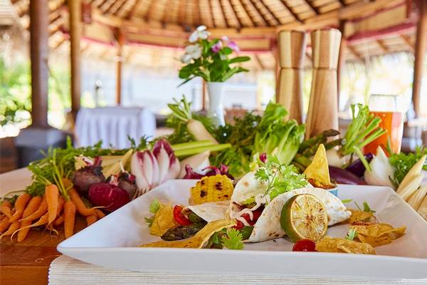 Gemüsebuffet im Kuredu Island Resort & Spa mit verschiedenen Salaten, Gemüse und Maiskolben.
