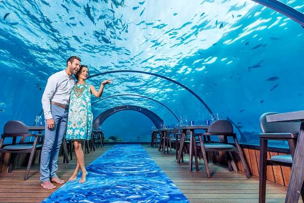 Paar im Kuredu Island Resort & Spa im Unterwasser-Restaurant