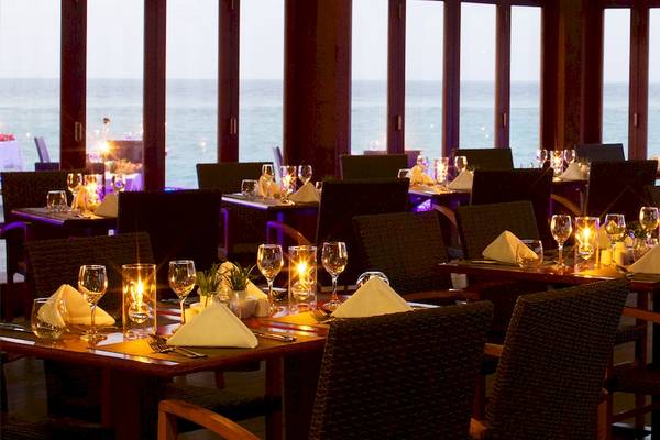 Ein Restaurantbereich des Kuredu Island Resort & Spa mit Blick auf das Meer.