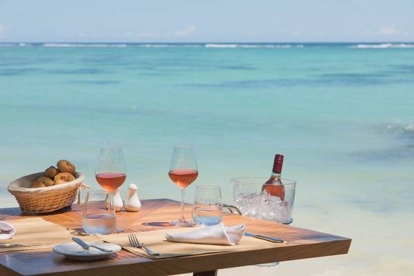 Tisch am Strand des Seasense Boutique Hotel & Spa mit Getränken und Essen