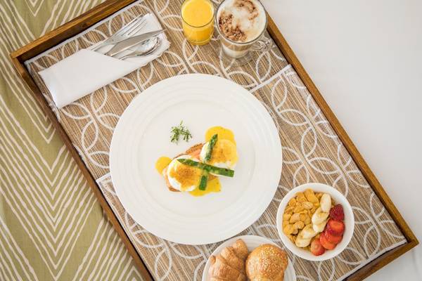 Frühstücksplatte mit Eiern, Spargel und Cerealien im Seasense Boutique Hotel & Spa