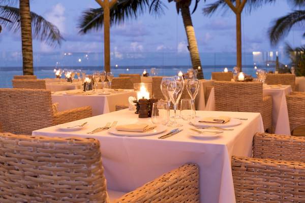 Innenansicht des Restaurants im Seasense Boutique Hotel & Spa mit Blick auf den Ozean.