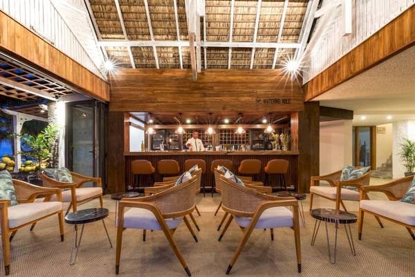 Innenansicht der Bar im Seasense Boutique Hotel & Spa mit Barkeeper hinter der Theke und Sitzbereich.