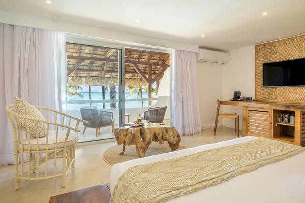 Innenansicht der Suite im Seasense Boutique Hotel & Spa mit Blick auf das Meer.