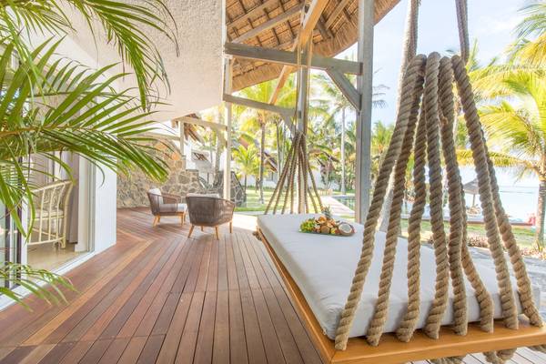 Holzterrasse mit Schaukelbett, Früchten und Palmenbaum im Seasense Boutique Hotel & Spa