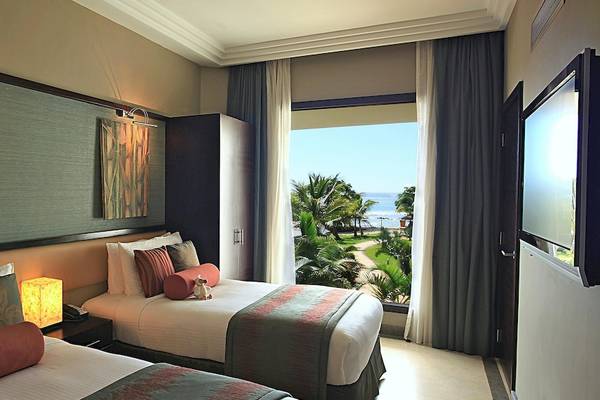 Doppelbett-Zimmer im InterContinental Resort Mauritius mit Blick auf den Ozean.