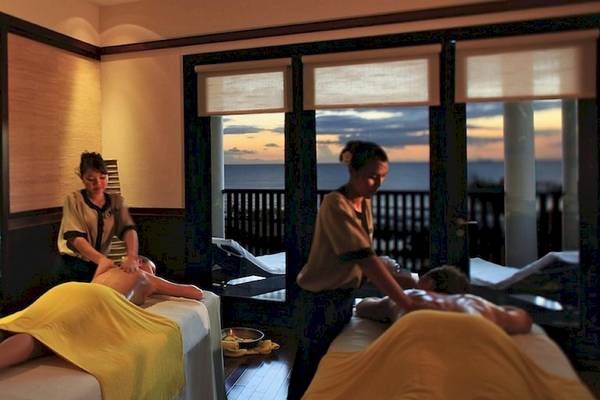 Spa-Behandlung im InterContinental Resort Mauritius, an IHG Hotel mit Blick auf das Meer.