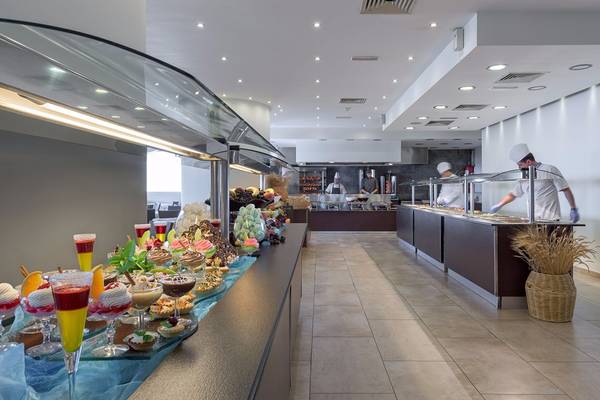 Buffet mit verschiedenen Desserts im Avra Beach Resort Hotel.