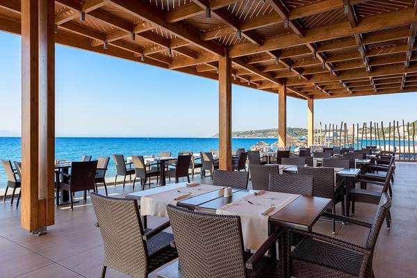 Terrasse des Avra Beach Resort Hotels mit Blick auf das Meer.