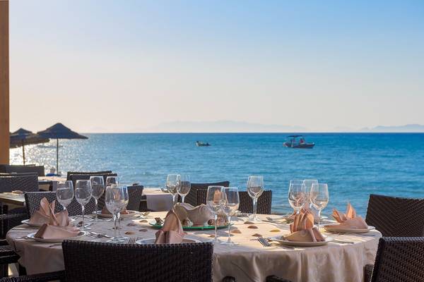 Tisch auf der Terrasse im Avra Beach Resort Hotel & Bungalows mit Blick auf das Meer