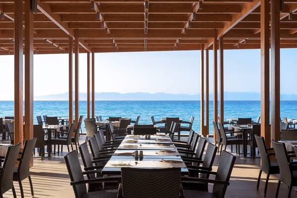 Restaurant mit Sitzplätzen im Freien im Avra Beach Resort Hotel & Bungalows mit Blick auf das Meer