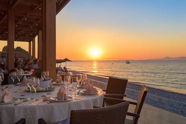 Abendessen am Strand im Avra Beach Resort Hotel & Bungalows mit Sonnenuntergang und Blick auf das Meer.