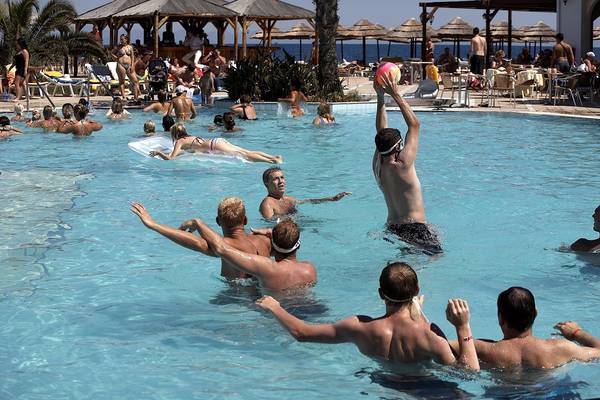 Gruppe von Männern spielt Volleyball im Schwimmbad des Avra Beach Resort Hotel & Bungalows