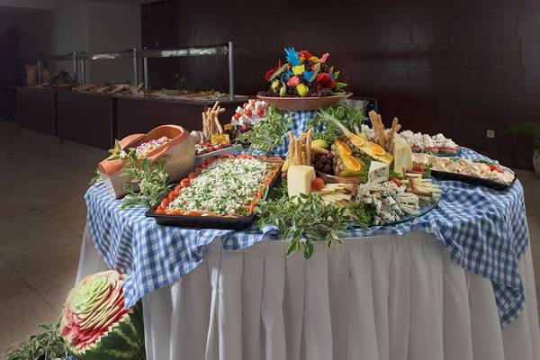 Buffet-Tisch im Avra Beach Resort Hotel mit verschiedenen Speisen und Dekoration.
