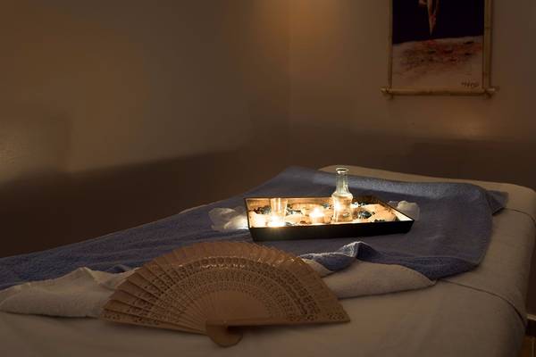 Massagetisch im Avra Beach Resort Hotel & Bungalows mit Kerzen und einem Fächer
