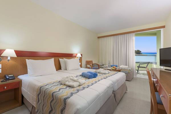 Doppelbett-Zimmer im Avra Beach Resort Hotel & Bungalows mit Meerblick