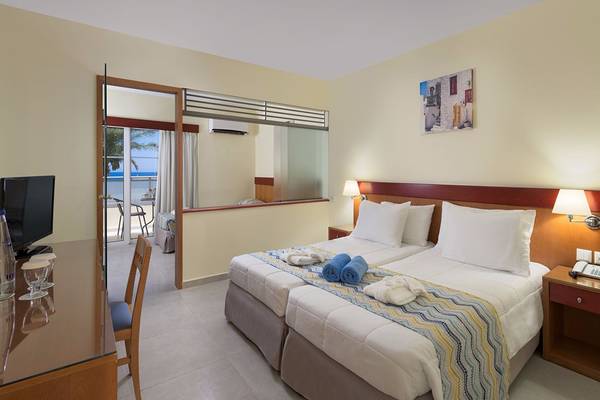 Doppelzimmer mit Meerblick im Avra Beach Resort Hotel & Bungalows, mit zwei Betten, Balkon, Fernseher und Telefon