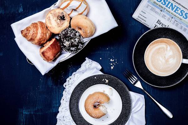 Frühstücksplatte mit verschiedenen Donuts, Croissants und einem Kaffee im Dukes The Palm, a Royal Hideaway Hotel.