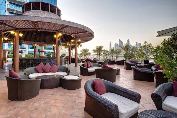 Terrasse des Dukes The Palm, a Royal Hideaway Hotel mit Blick auf die Stadt