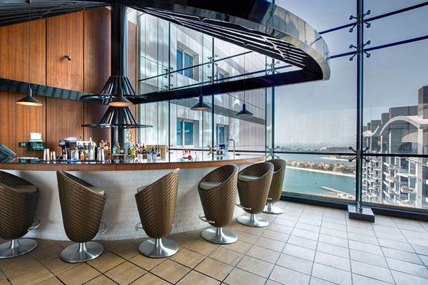 Innenansicht der Bar im Dukes The Palm, a Royal Hideaway Hotel mit Blick auf die Stadt.