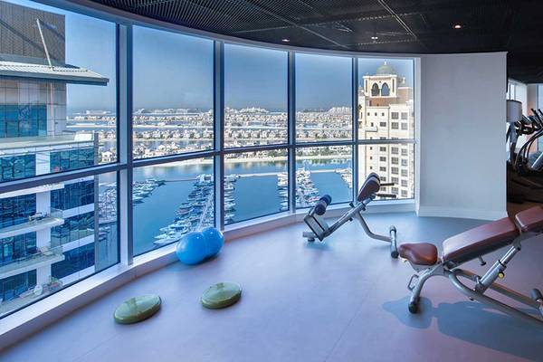 Fitnessraum im Dukes The Palm, a Royal Hideaway Hotel mit Blick auf den Hafen.