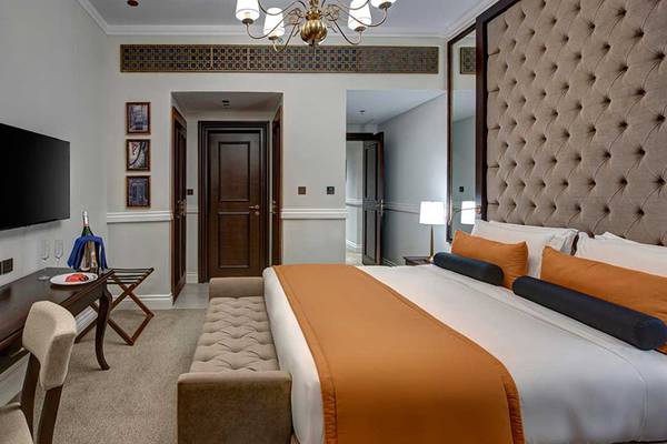 Hotelzimmer im Dukes The Palm, a Royal Hideaway Hotel mit Fernseher, Schreibtisch und Bett