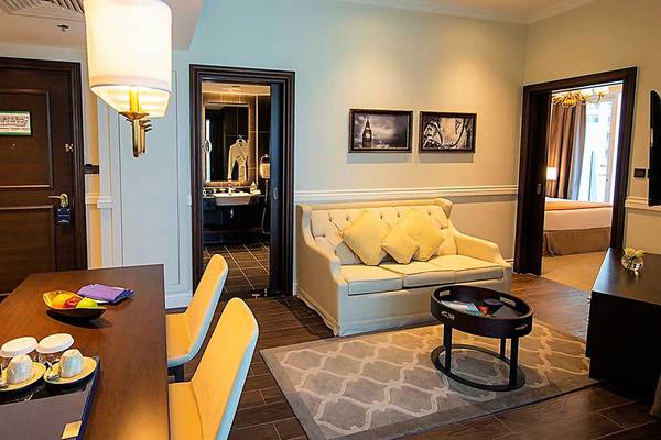 Suite im Dukes The Palm, a Royal Hideaway Hotel mit Wohnzimmer, Essbereich und Bett