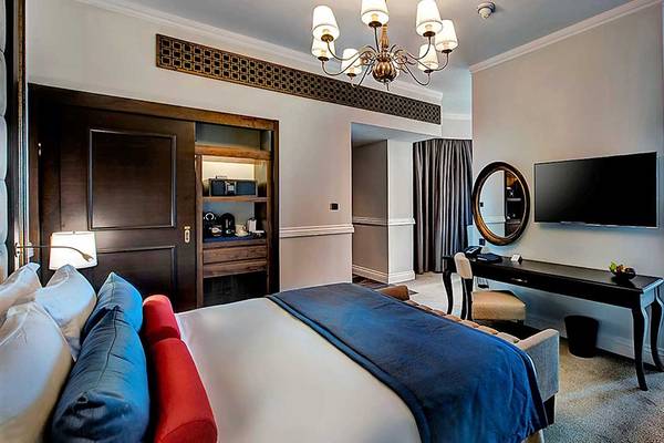 Luxuriöses Hotelzimmer im Dukes The Palm, ein Royal Hideaway Hotel, mit Kingsize-Bett, Schreibtisch, Flachbildfernseher und Aussicht auf das Meer.