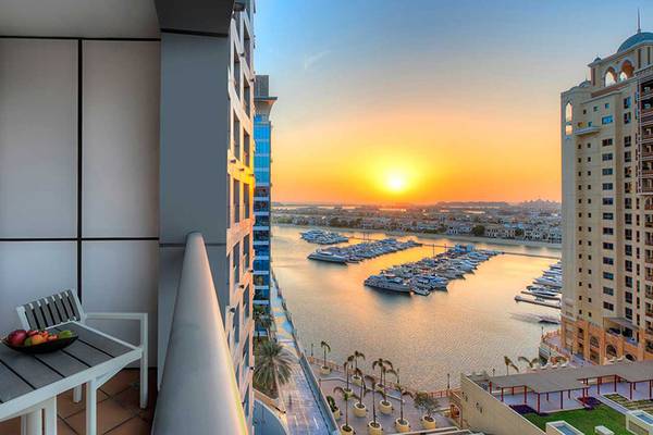 Aussicht vom Balkon des Dukes The Palm, a Royal Hideaway Hotel mit Blick auf den Hafen und den Sonnenuntergang.