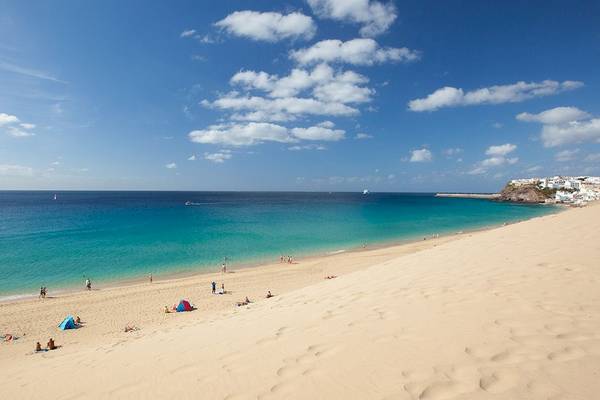 Strand des IFA Altamarena by Lopesan Hotels mit vielen Besuchern und blauem Himmel