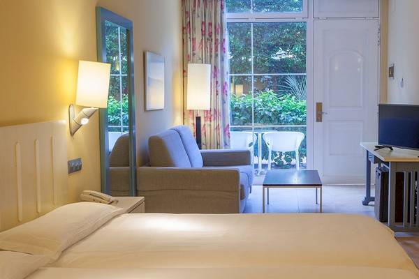Hotelzimmer im IFA Altamarena by Lopesan Hotels mit Bett, Sofa, Fernseher und Tisch