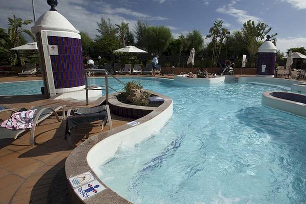 Poolbereich des IFA Altamarena by Lopesan Hotels mit mehreren Pools und Sonnenliegen