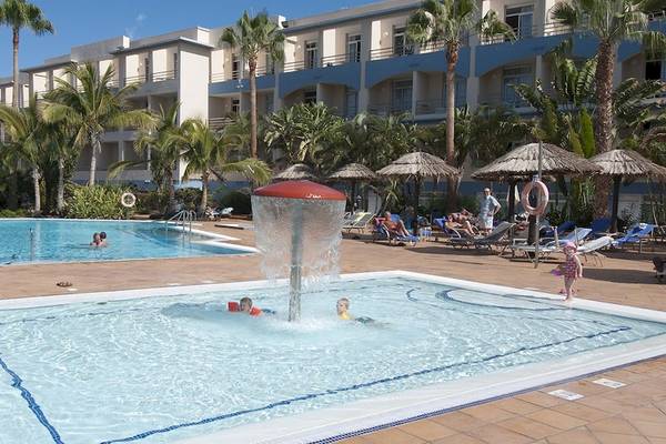 Außenpoolbereich des IFA Altamarena Hotels mit Wasserspiel und Gästen