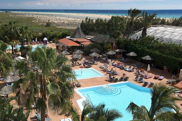 Luftaufnahme des IFA Altamarena Hotels mit Swimmingpools, Sonnenliegen und Palmen