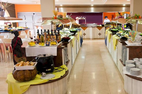 Buffet-Halle im IFA Altamarena Hotel mit vielen Speisen und Geschirr.